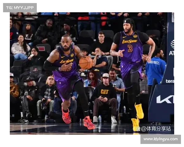 湖人队在主场拿下压倒性胜利