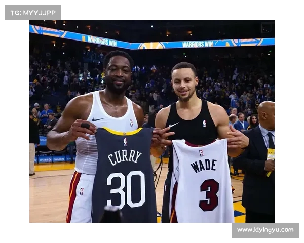 韦德探访美国男篮训练营 与库里搞怪互动引关注(美国男篮集训队) 韦德探访美国男篮训练营 与库里搞怪互动引关注(美国男篮集训队)